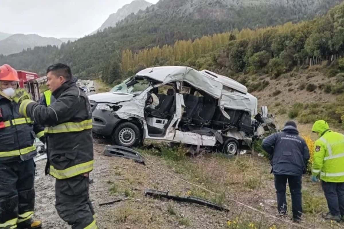 El choque ocurrido entre un camión y una combi que venía de Bariloche y se dirigía a la ruta de Siete Lagos.