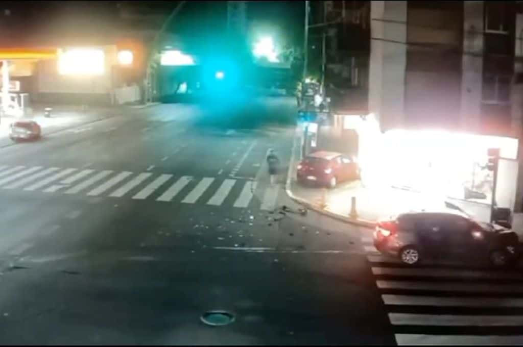 Impactante accidente en Palermo: un auto terminó impactando contra un kiosco tras chocar con otro