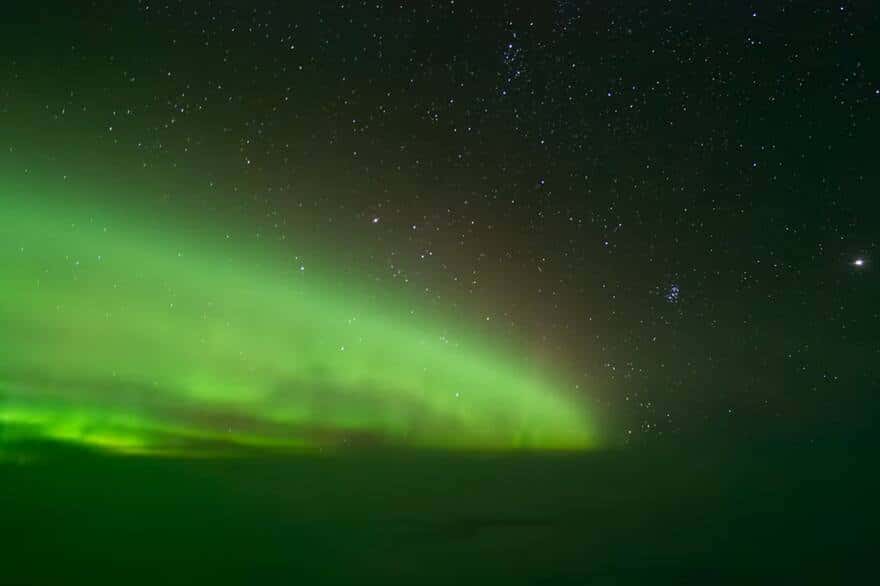 Captaron una espectacular aurora boreal vista durante un vuelo entre San Francisco y Lisboa