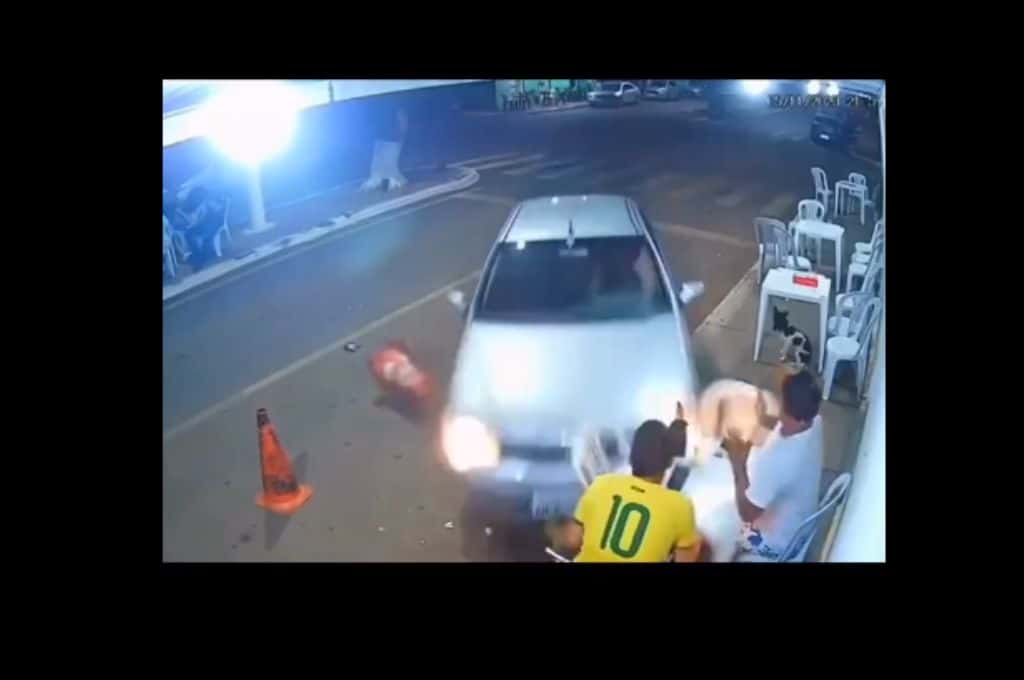Brasil: una joven atropelló a su novio mientras estaba en un bar con un amigo