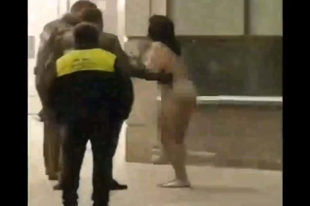 Tensión en Santiago de Chile: una joven drogada se desnudó y atacó a pasajeros en el aeropuerto