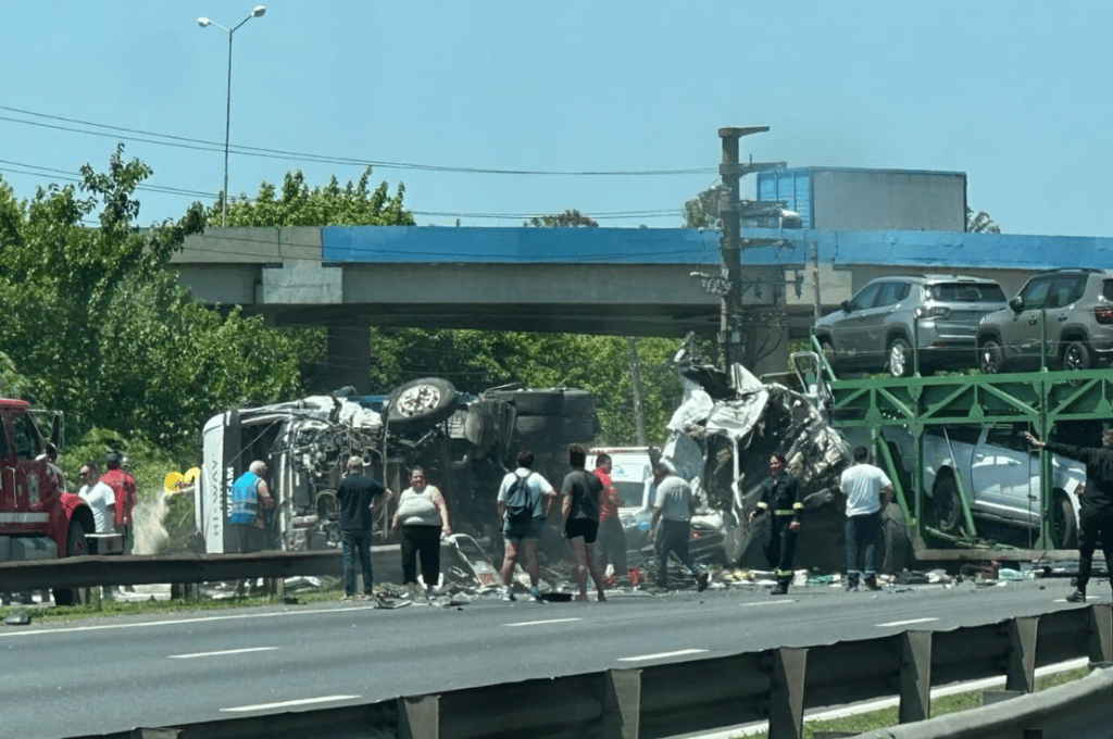 Impactante choque y vuelco de camiones en Panamericana
