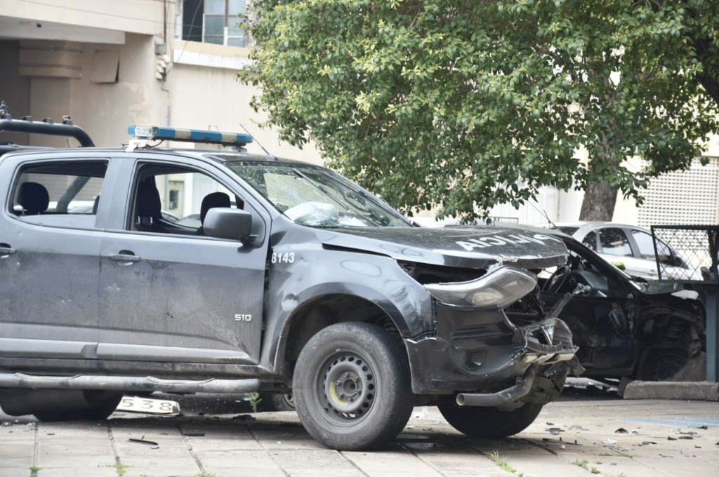 Fuerte choque entre un patrullero y un taxi en barrio Candioti: hay 5 heridos