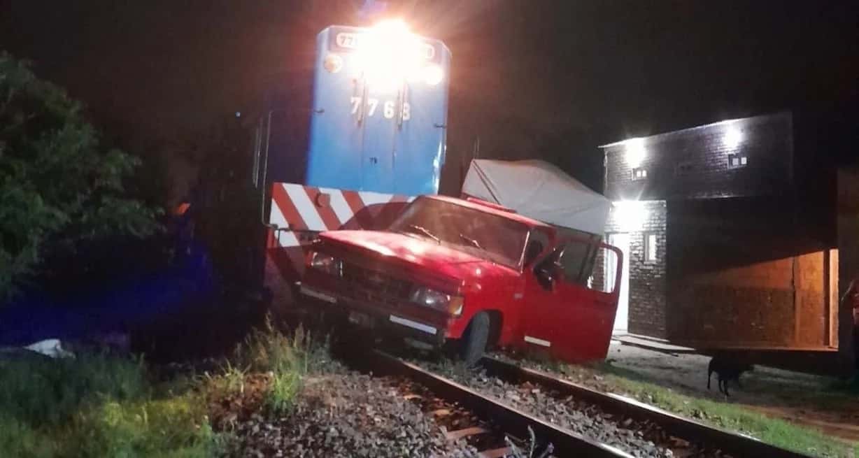 Coronda: una locomotora impactó contra una camioneta