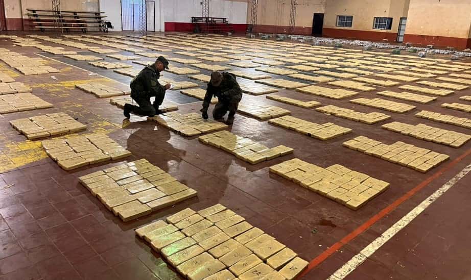 Ocultos bajo placas de madera, se descubrieron 5,322 paquetes rectangulares con la droga.