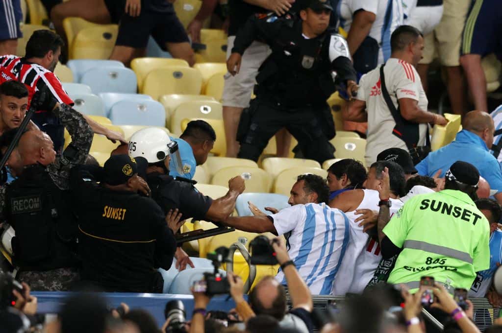 Brutal agresión de policías brasileños a hinchas argentinos: el seleccionado albiceleste decidió retirarse de la cancha