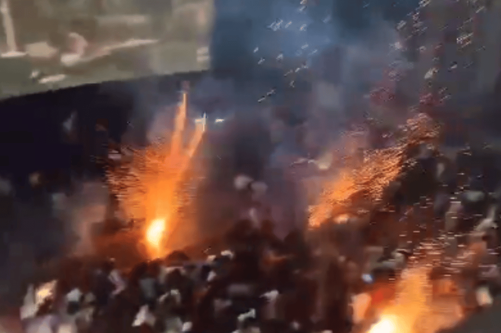 Fuegos artificiales dentro de una sala de cine dejó decenas de personas presas del pánico