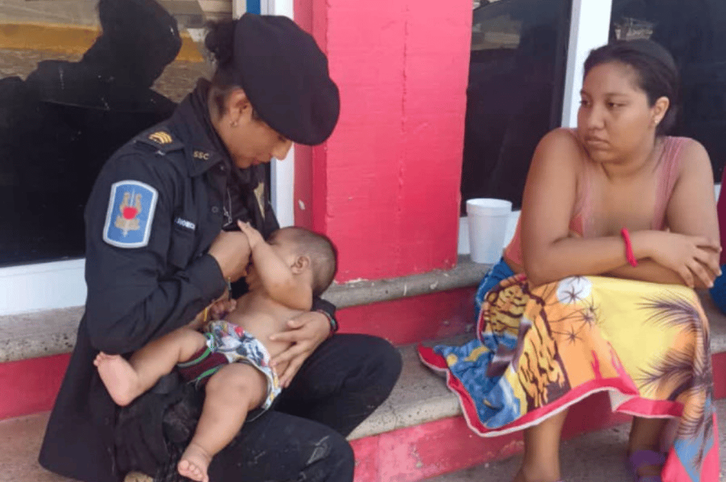 La agente de policía de 33 años 
es madre de dos hijos y se volvió viral por el tierno gesto con el pequeño.