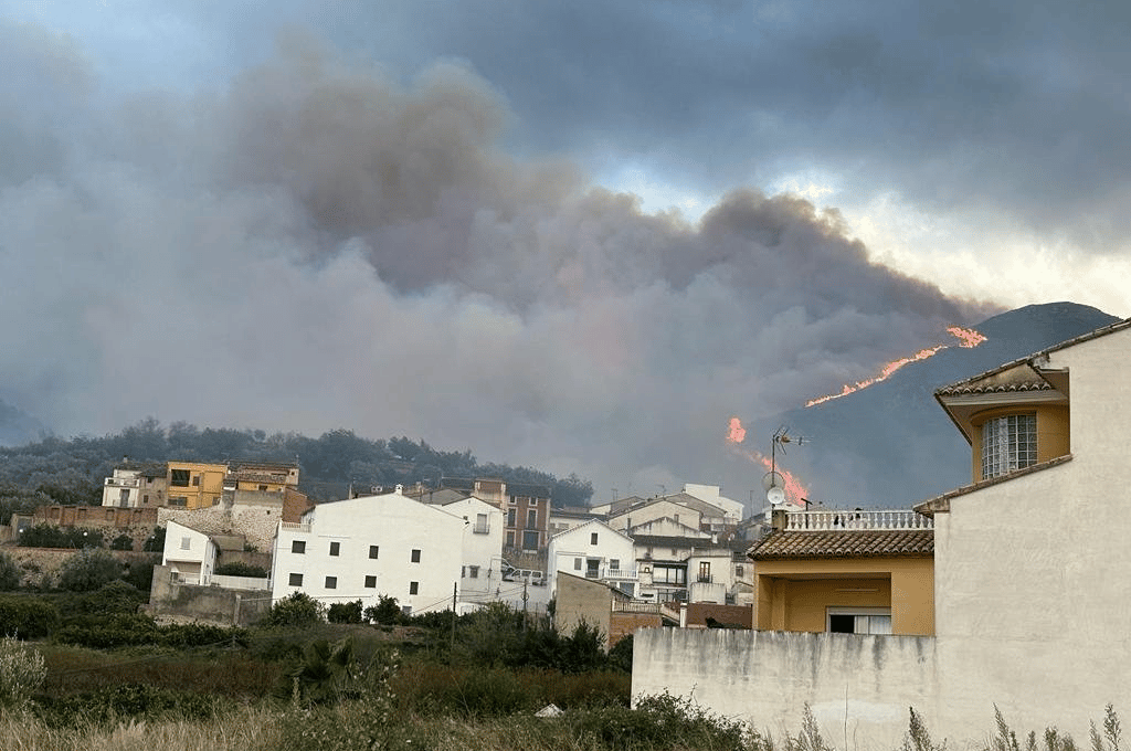 Unas 800 personas  fueron evacuadas en el este de España por un extenso incendio