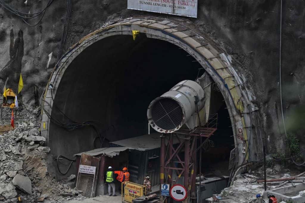 Las peligrosas y primitivas técnicas usadas para rescatar a 41 obreros atrapados hace 15 días en un túnel en India