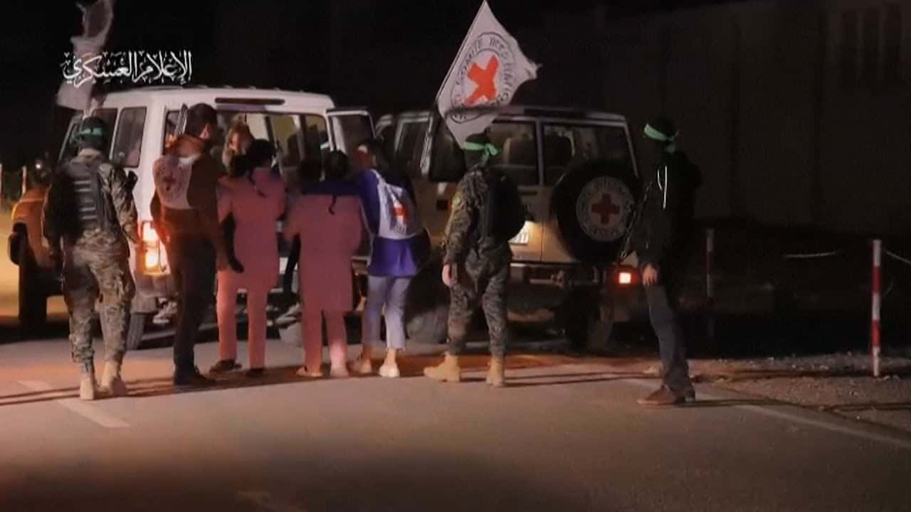 Israel y Hamas liberaron más prisioneros y rehenes, mientras se aprestaban a prolongar la tregua