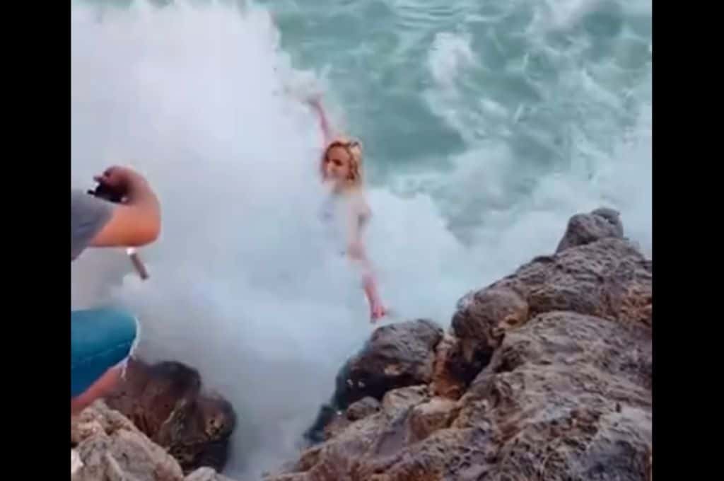 Una modelo rusa fue arrastrada por una ola mientras hacía una sesión fotográfica
