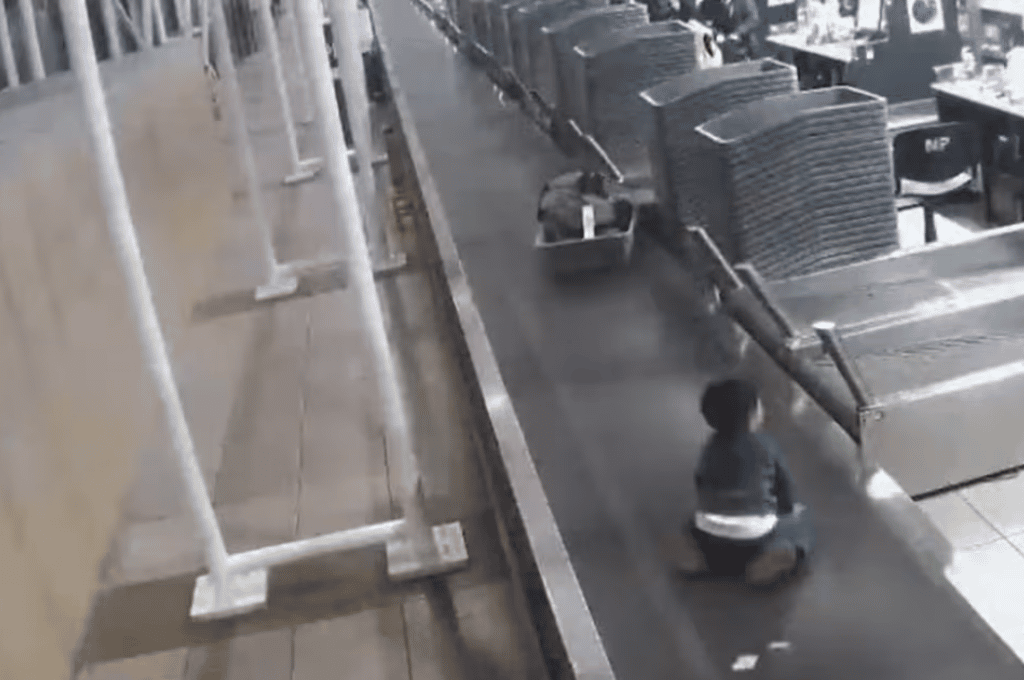 Pánico en Chile: un niño se subió a la cinta transportadora de equipaje del aeropuerto y debió ser rescatado