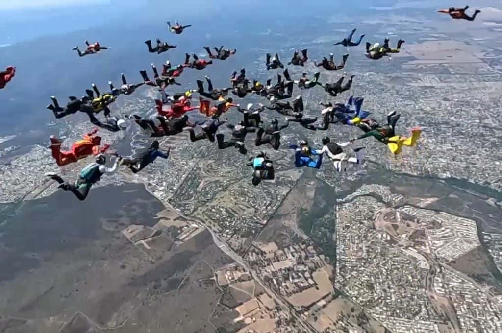 Un grupo de 50 paracaidistas intentaron romper el récord nacional de formaciones en caída libre