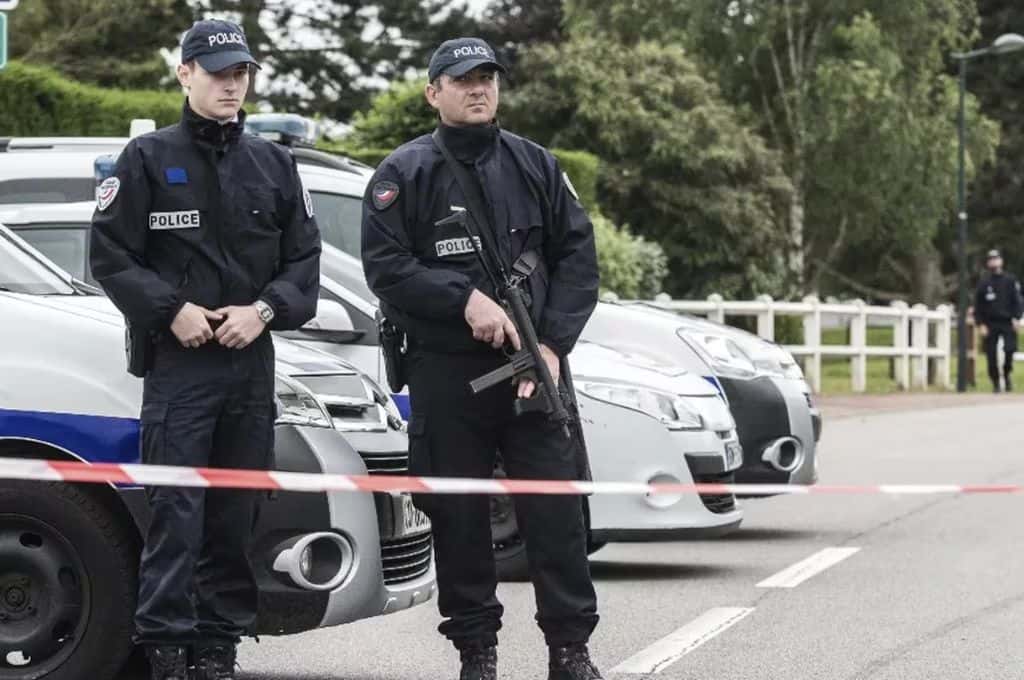 Horror en París: asesinó a puñaladas a sus tres hijas y luego se entregó en una comisaría