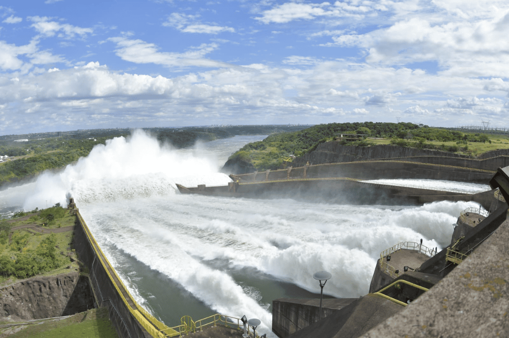 La represa de Itaipú abrió sus compuertas y el río Paraná tendrá una importante crecida