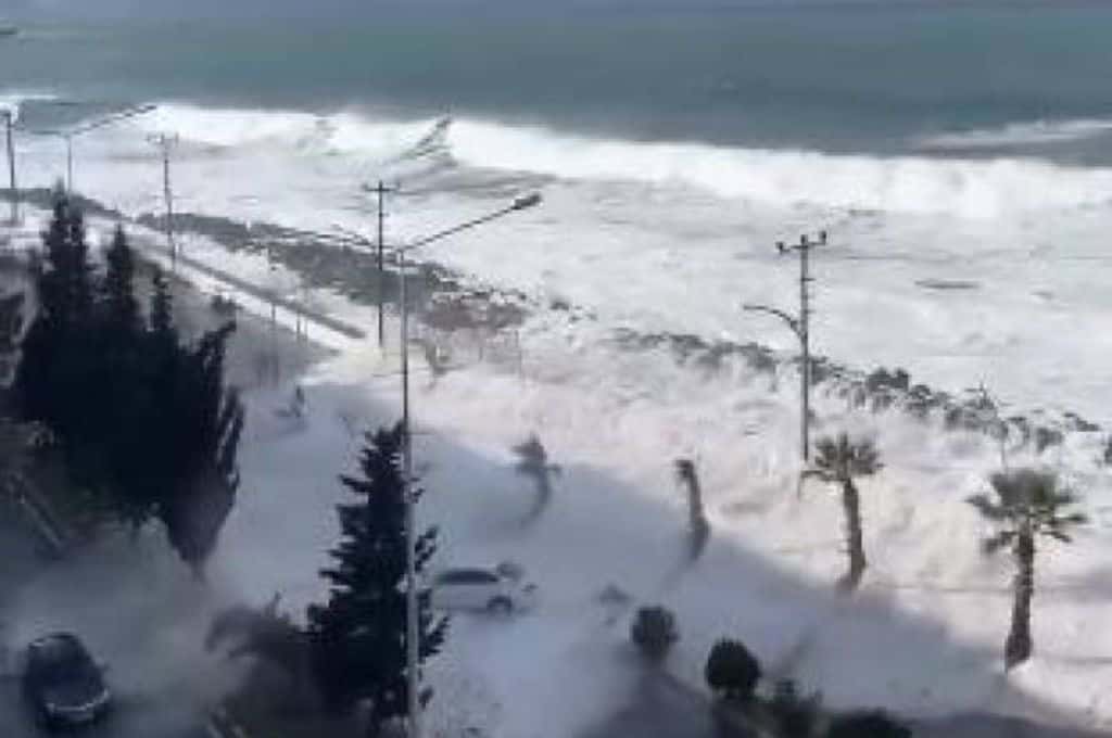 Turquía: impactantes imágenes de las olas que azotan la ciudad de Giresun en la región del Mar Negro