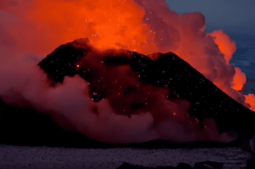 Video: impresionantes imágenes de la potente erupción del volcán Kliuchevskói en Rusia