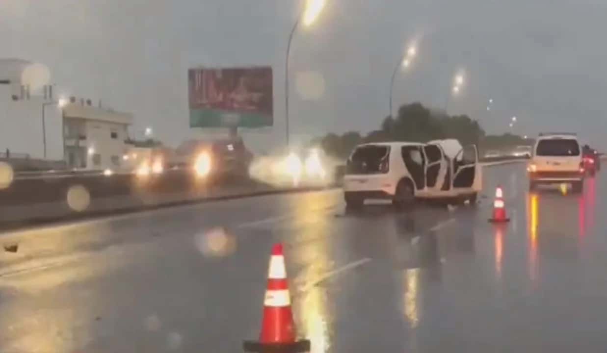 Buenos Aires: en medio de lluvias intensas, un auto chocó y volcó en la General Paz