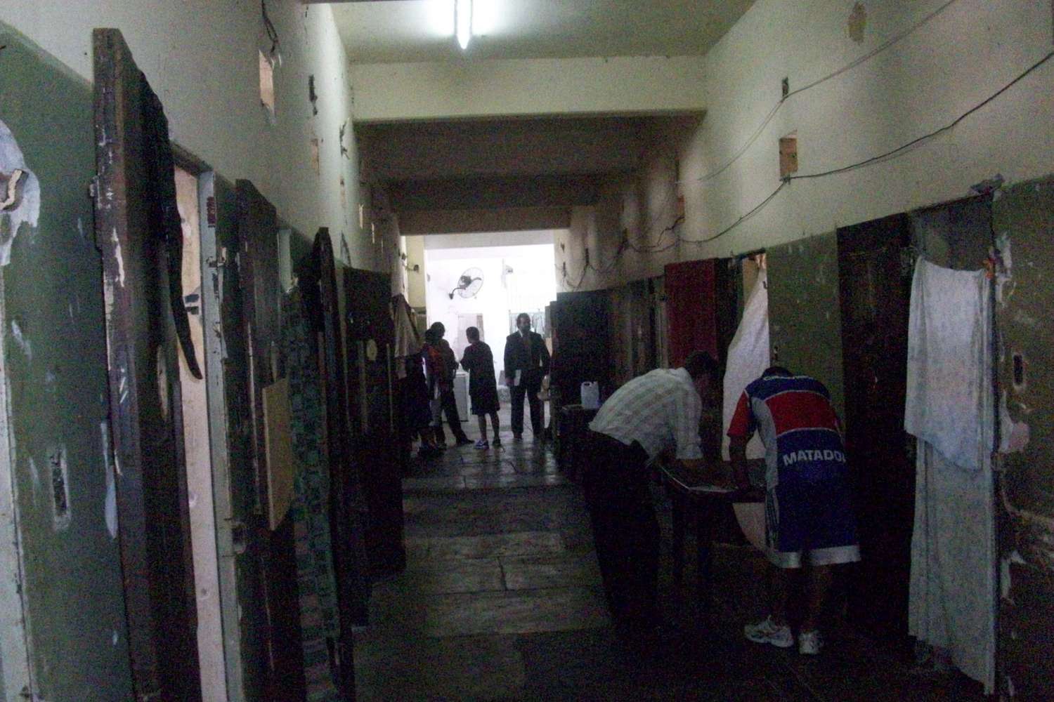 Chaco: presos quisieron meter 20 celulares escondidos en una heladera