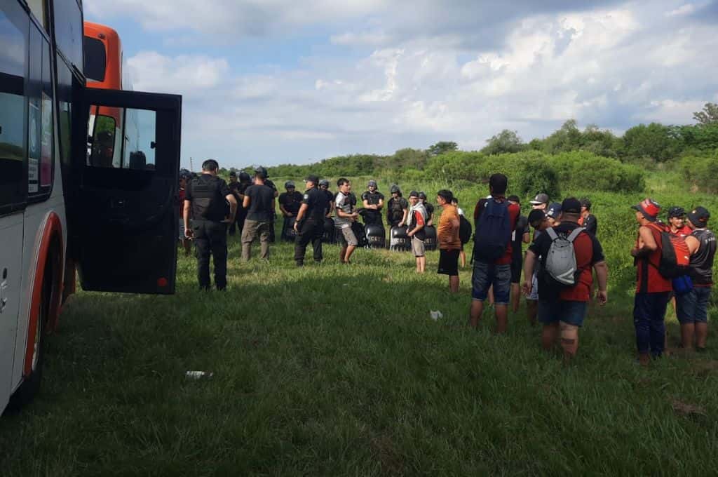 Operativo policial: retuvieron un colectivo con hinchas de "La Negrada" en Santo Tomé