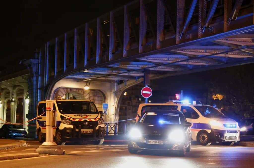 Ataque terrorista en Paris: al grito de "Alá es grande", un hombre mató a puñaladas a un turista alemán