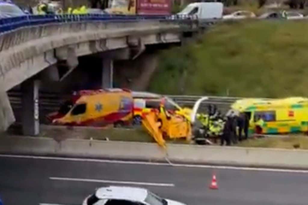 Insólito: un helicóptero se estrelló en una autopista de Madrid