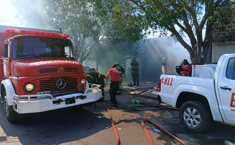 Voraz incendio en Rosario: obligó a evacuar casi media cuadra