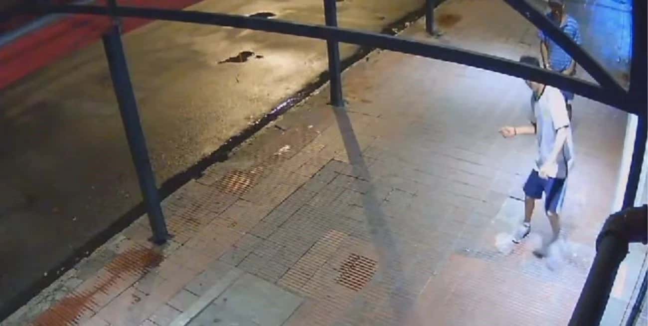 Video: rompieron los vidrios de una cochera y dañaron varios autos en la ciudad de Santa Fe