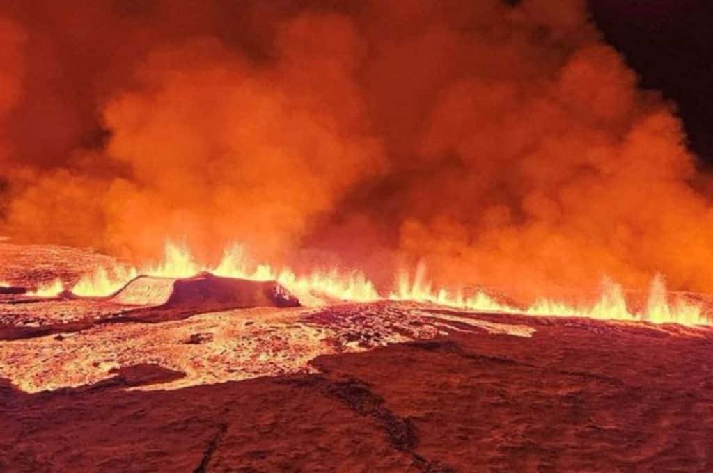 Islandia: impresionante erupción de un volcán al sur de Reykjavik