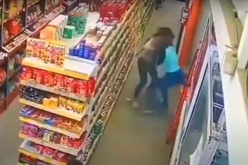 La Plata: una mujer se agarró a golpes con la cajera de un supermercado