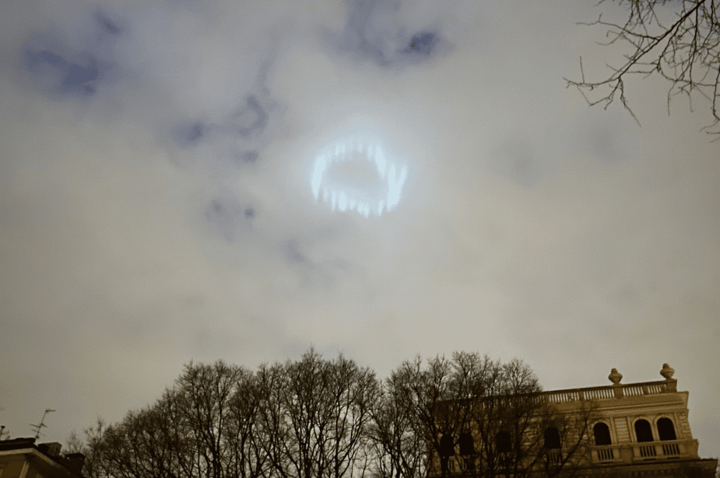 Un misterioso anillo de luces sorprendió sobre el cielo de Milán: ¿una posible intervención extraterrestre?