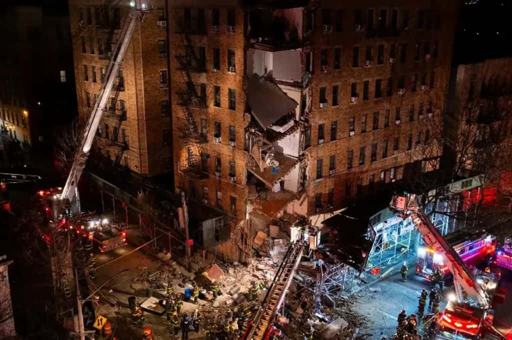 Increíble derrumbe de un edificio de seis pisos en Nueva York: buscan rastros de vida