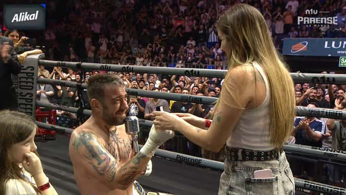 Tras ganar una pelea de boxeo, Piti Fernández de Las Pastillas del Abuelo le pidió casamiento a su novia: el video