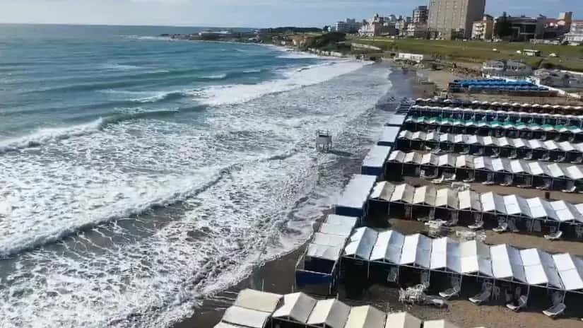 Tras el fuerte temporal, el agua inundó las carpas de las playas en Mar del Plata