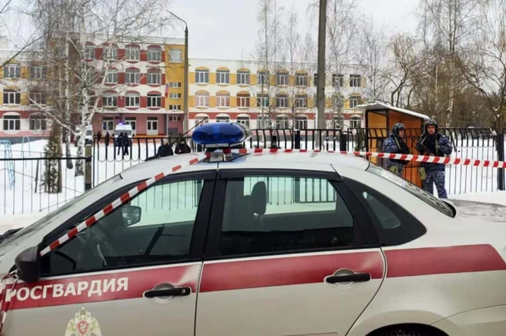 Horror en Rusia: una adolescente de 14 años les disparó con una escopeta a seis compañeros y se suicidó