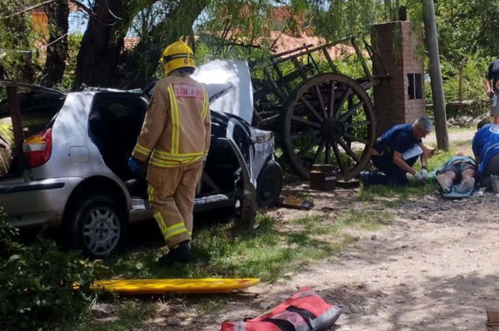 Fatal accidente en San Luis: murieron dos turistas tras quedarse sin frenos y chocar contra un árbol