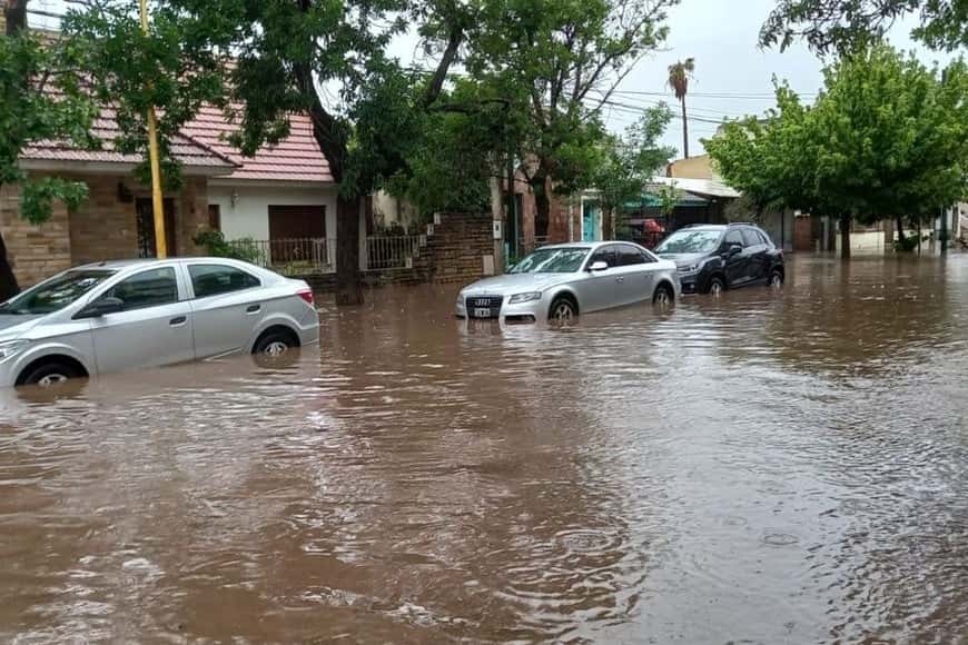 Un fuerte temporal en El Trébol dejó calles inundadas y más de 200 familias con agua en sus viviendas