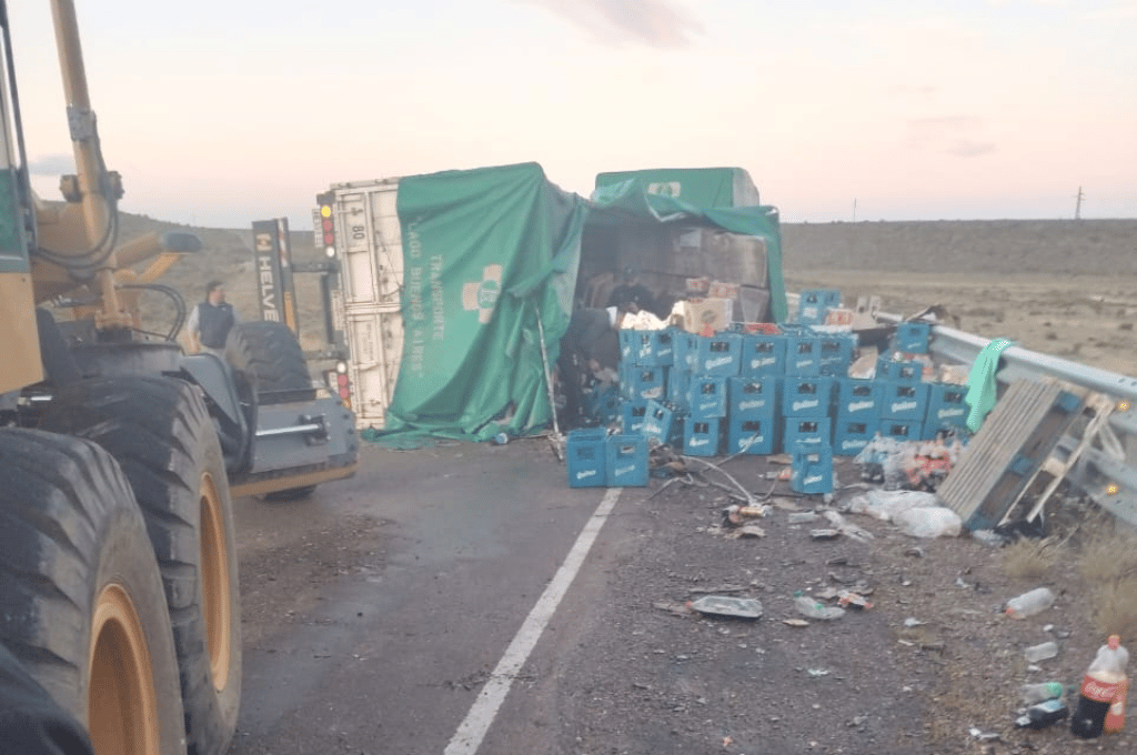 Volcó un camión cargado de cervezas en Chubut: las fotos