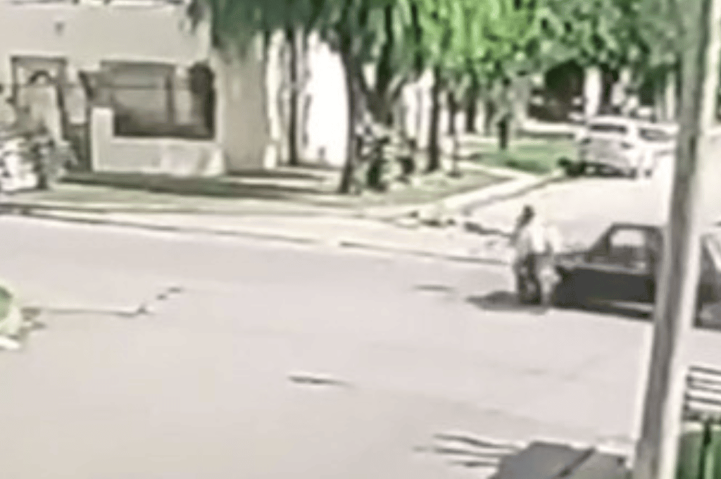 Video: un auto "se llevó puesta" a una motociclista y la dejó en grave estado