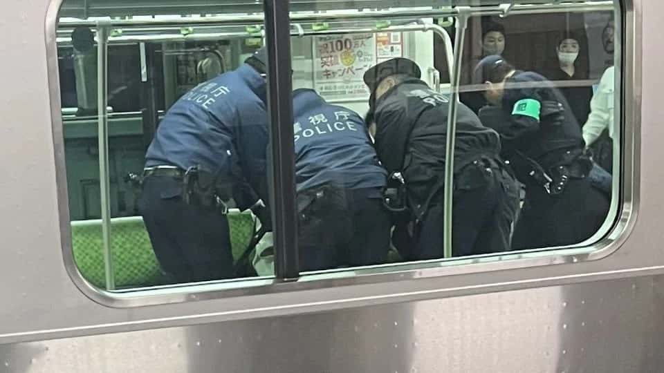 Una mujer acuchilló a cuatro personas en un tren en Tokio