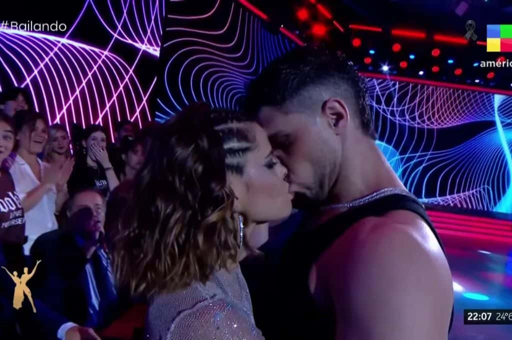 El tremendo beso entre El Conejo Quiroga y Martina Peña en el Bailando 2023
