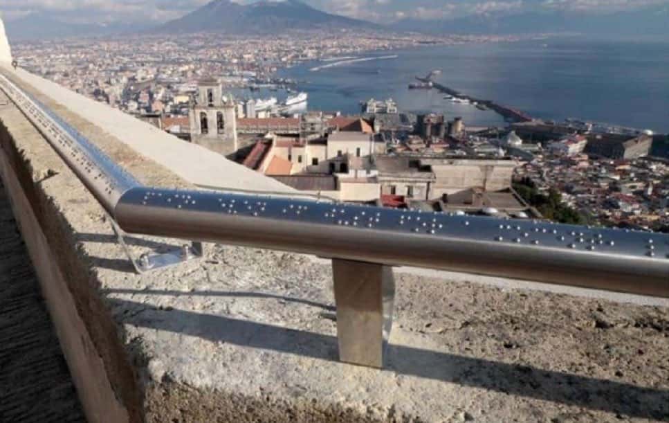 El pasamano de un mirador en Nápoles describe con braille la vista del lugar para personas con discapacidades visuales