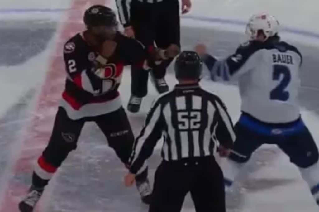 Feroz pelea entre dos jugadores de hockey sobre hielo en el Canada Life Centre