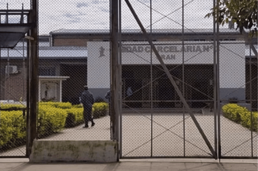 Insólito: dos policías borrachos se chocaron el portón de la cárcel