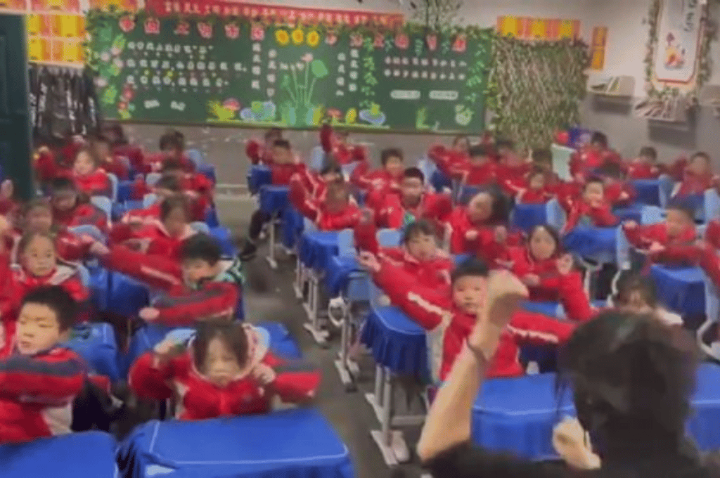 Video: al ritmo de Heavy Metal alumnos se ejercitan durante sus clases en China