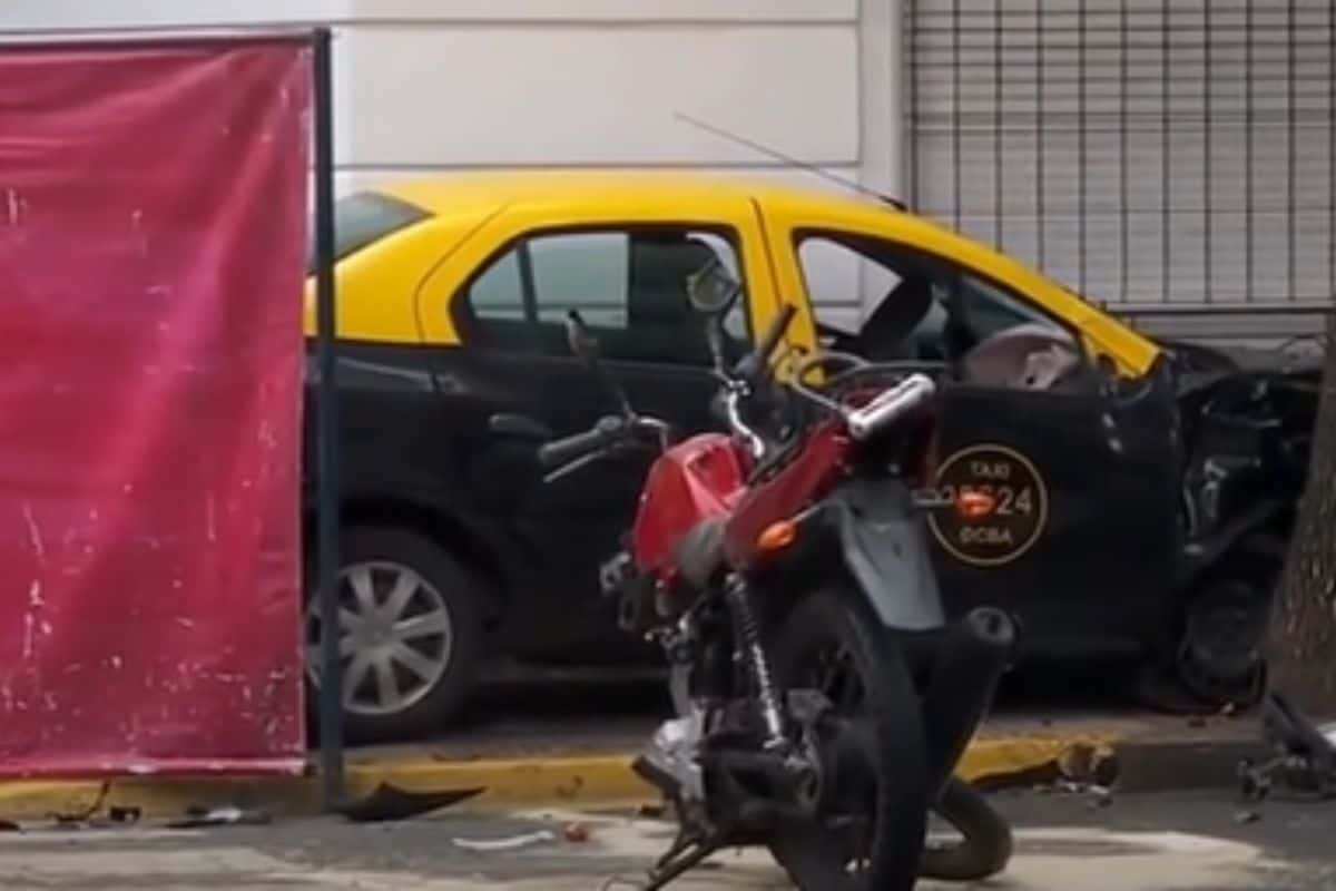 Choque fatal: robó una moto, cruzó en rojo y murió tras chocar con un taxi