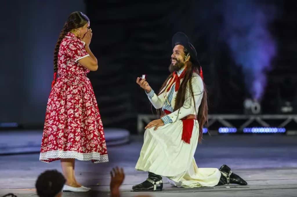 Un bailarín le propuso matrimonio a su novia en el escenario de Cosquín y fue ovacionado por el público