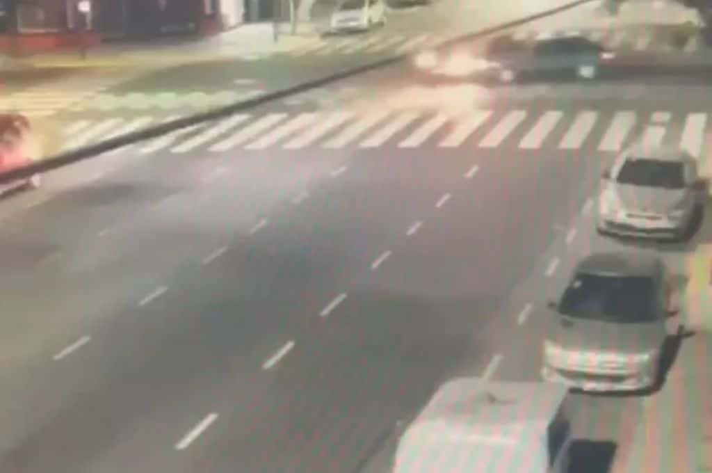 Fuerte accidente en Flores: conducía borracho, cruzó el semáforo en rojo y chocó contra un taxi
