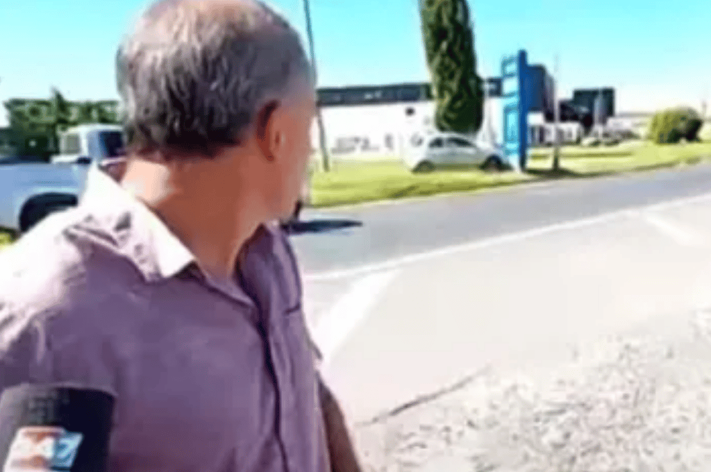 Video: un auto chocó mientras un funcionario daba una entrevista